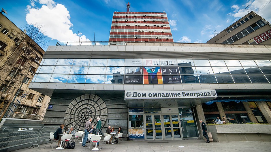 Koncert közben omlott le a mennyezet a belgrádi Ifjúsági Otthonban