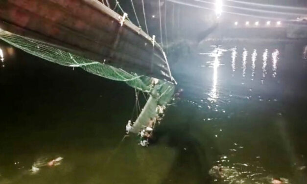 Leszakadt egy függőhíd Indiában, legalább hatvanan meghaltak