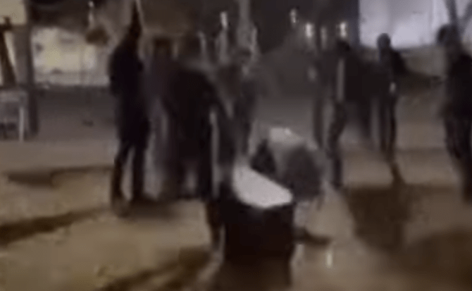 Székekkel, asztalokkal verték az éjszakai klub vendégei a biztonsági őröket Kikindán (Videóval)