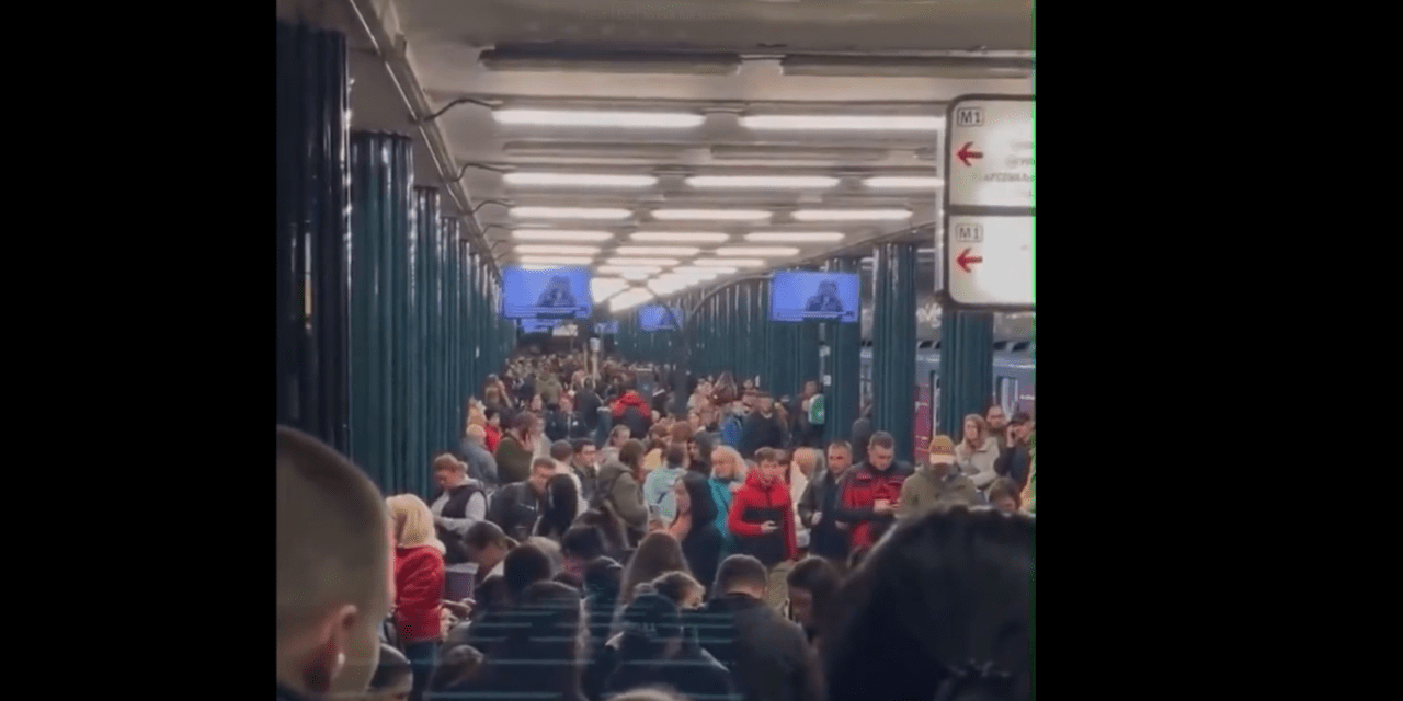 Félelem ellen: Metróaluljárókban énekelnek a kijeviek
