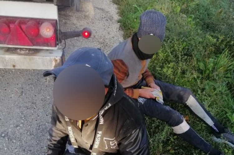 Szerbiából indultak, Fejér megyéig jutottak el a teherautó alvázán kapaszkodva