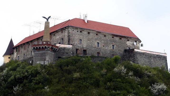 Ukrán címer kerül a turul helyére a munkácsi váron