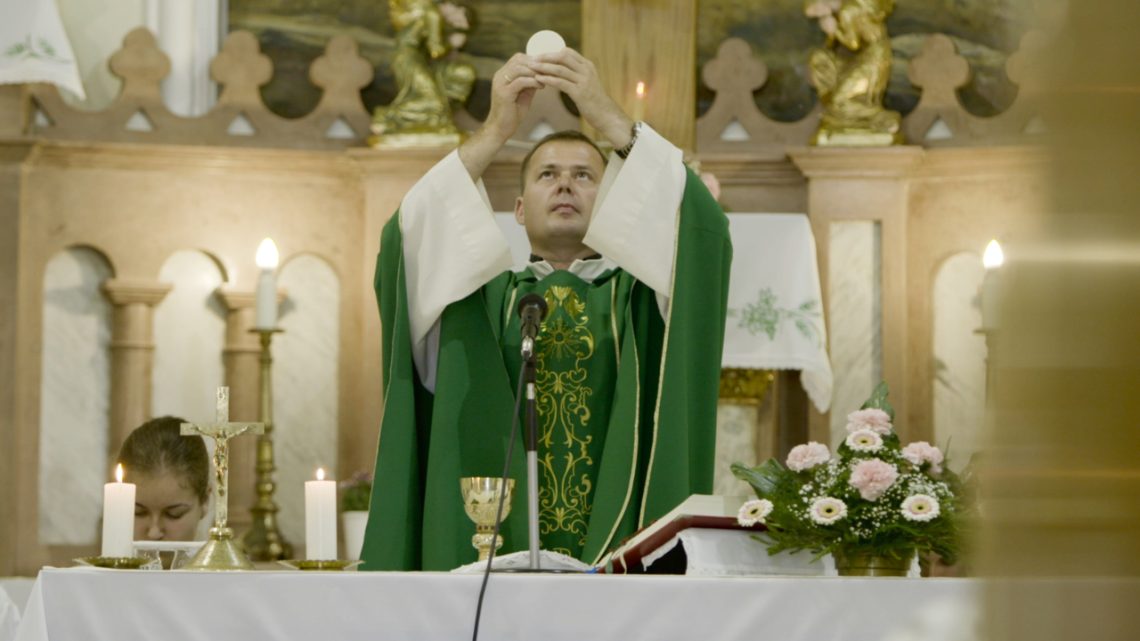 Római katolikus pap, de titokban élettársa és három gyereke van