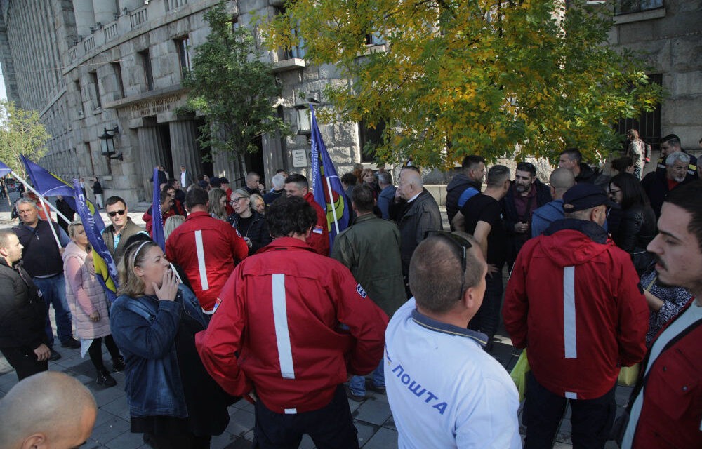 Háromszor, havi tízezer dináros segélyt követelnek a postai dolgozók