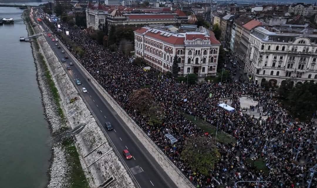 Az ember vagy velük van, vagy ellenük