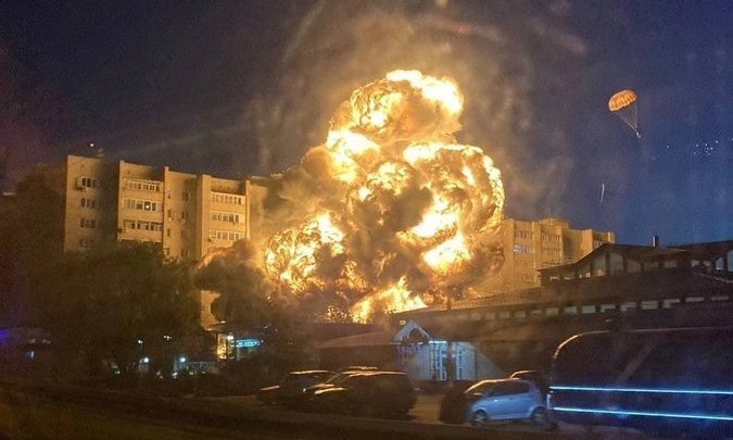 Lakóépületbe csapódott Oroszországban egy vadászbombázó (Videó)