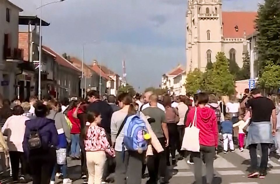 Tüntetésen keresik a felelősöket a verseciek a kétéves kislány halála miatt