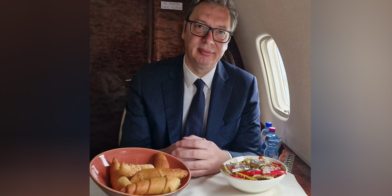 Vučić kiflivel eszi a Haribo cukorkát