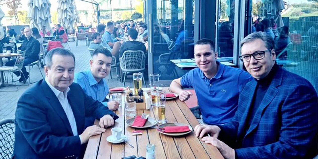 Jelent-e valamit Vučić és Dačić laza sörözése?