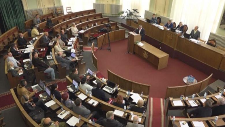 Kabaréba illő jelenetekkel kezdődött a zentai képviselő-testületi ülés