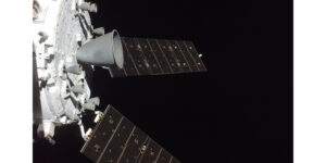 Az Orion kamerái a napelem paneleken ülnek, ezért tud ennyi szelfit csinálni az űrhajó (Fotó: NASA)