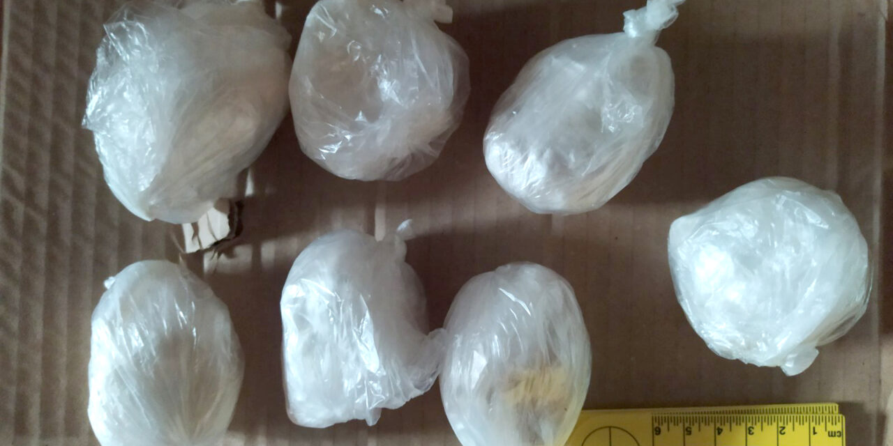 Digitális mérleget és fél kiló kábítószergyanús anyagot találtak a 78 éves asszonynál