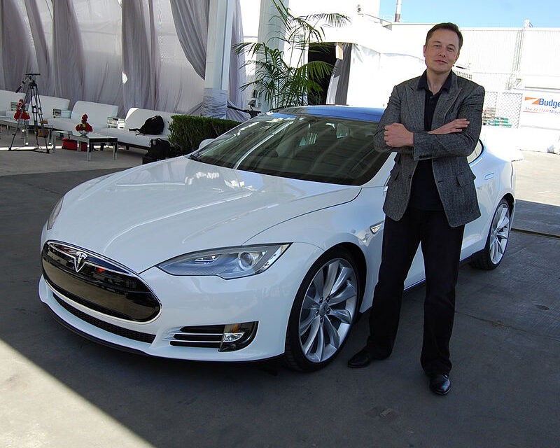 Musk: A Teslában jövőre már saját gyártmányú humanoid robotok is fognak dolgozni