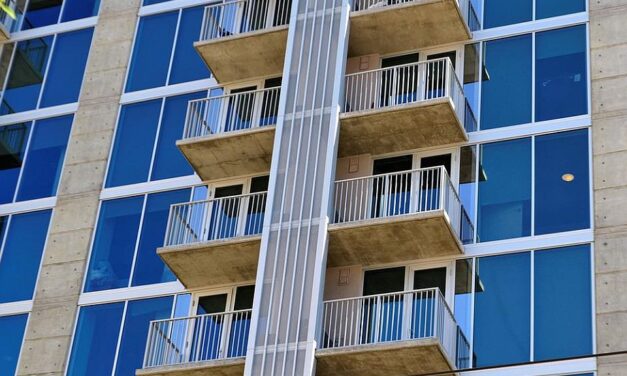 Dráma Péterváradon, egy férfi le akar ugrani egy épületről