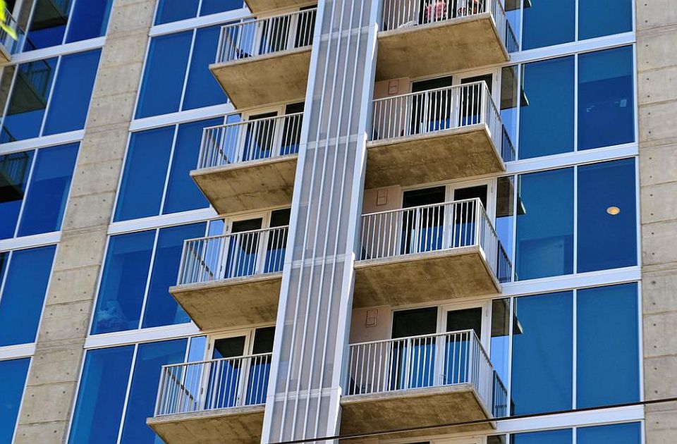 Dráma Péterváradon, egy férfi le akar ugrani egy épületről