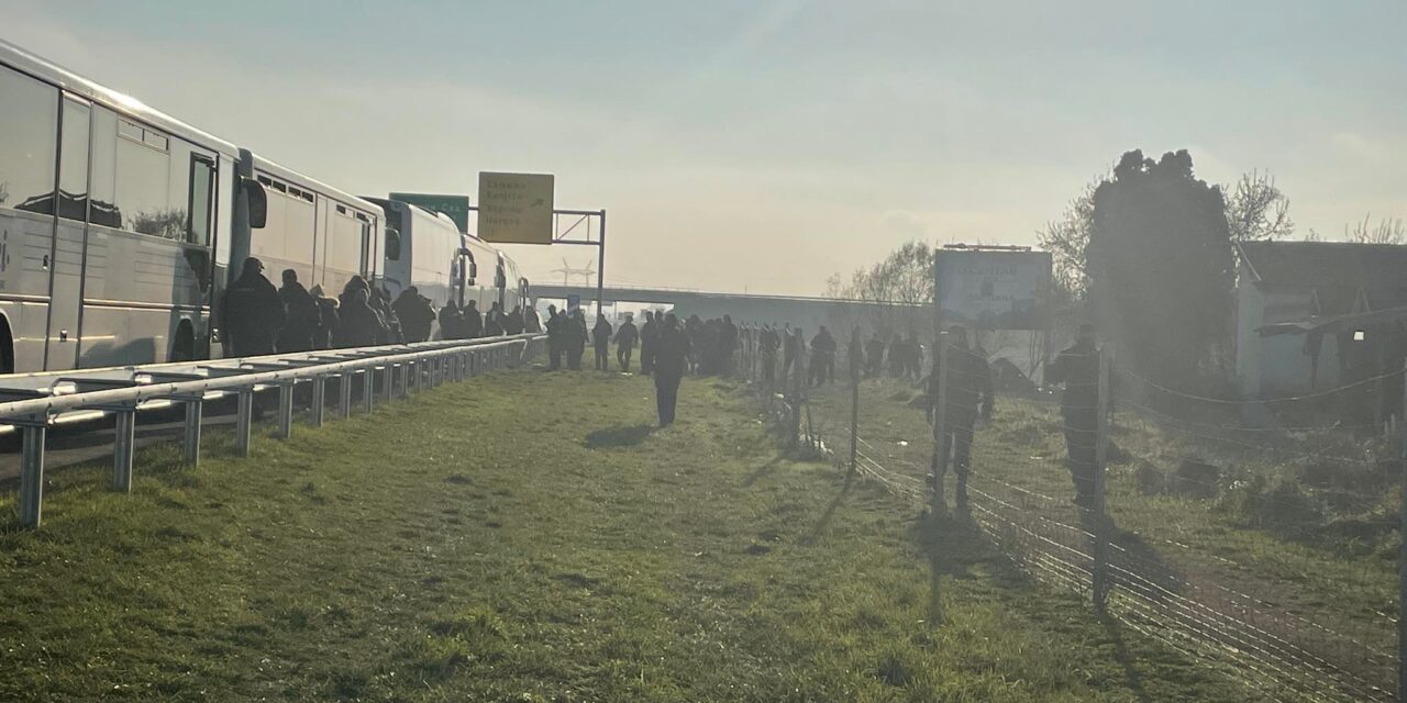 Horgosról és Belgrádból több mint 800 migránst szállítottak át a befogadó központokba