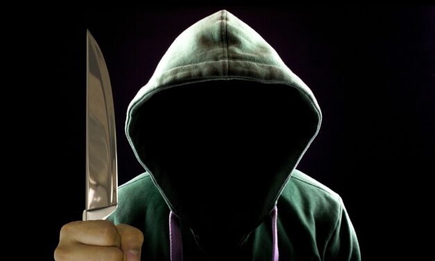 Késsel a kezében érkezett az egészségházba