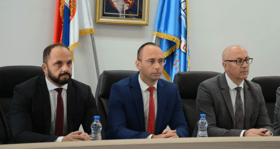 A koszovói szerbek távoznak a közintézményekből