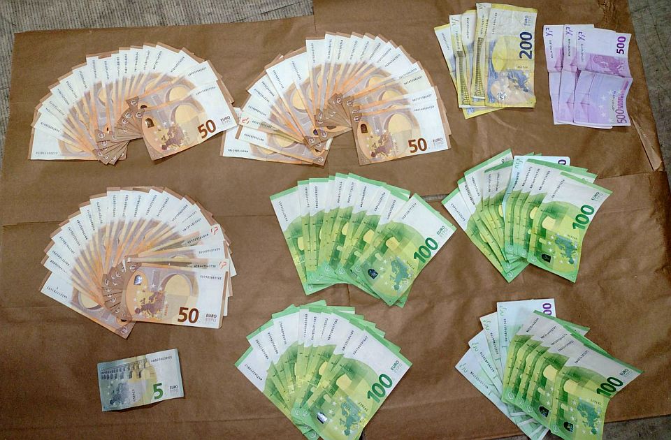 Jelentős pénzösszeggel és kétszáz hamis igazolvánnyal bukott le két marokkói migráns Horgoson (Fotók)