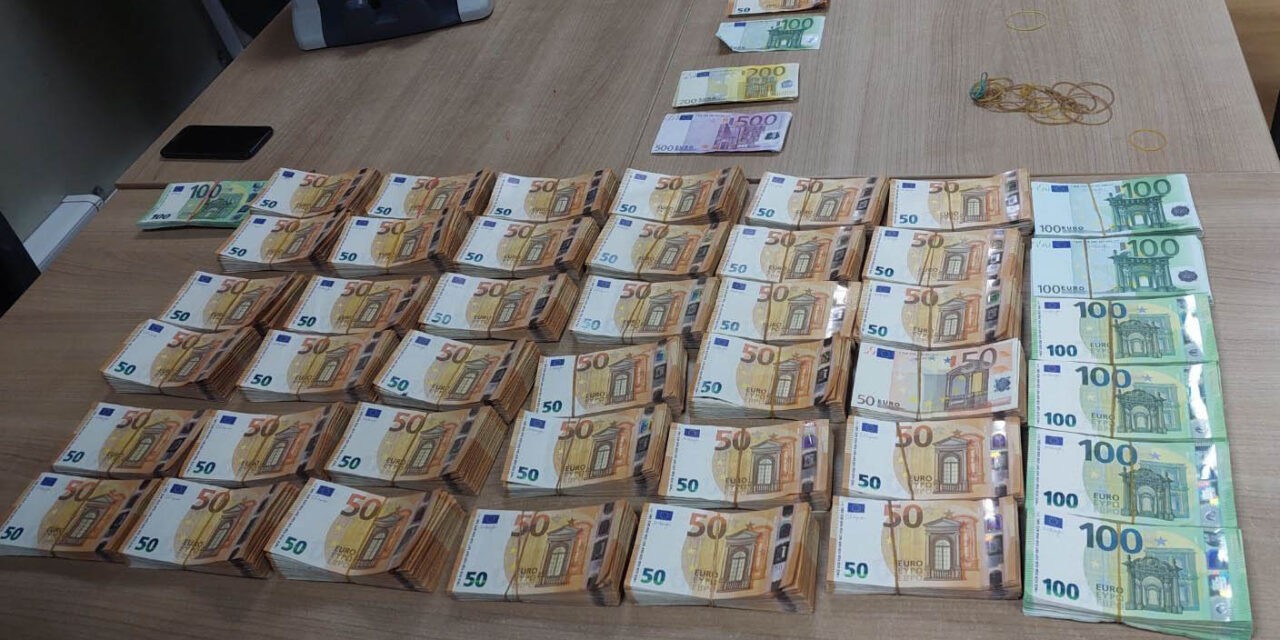 Negyedmillió eurót csempészett egy magyar és egy ukrán állampolgár