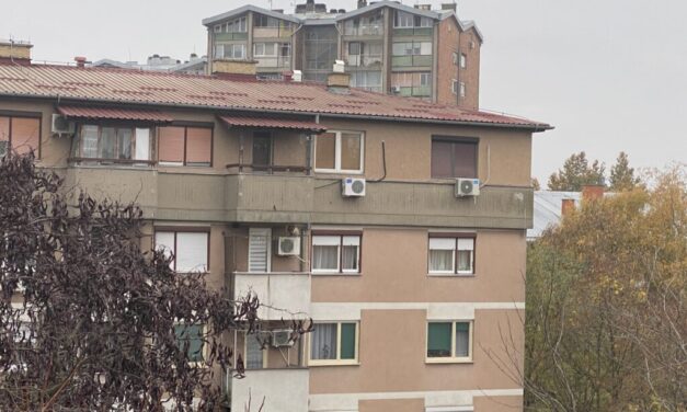 Dráma Újvidéken, kiugrott az emeletről, ráesett a futárra, aki próbálta megmenteni