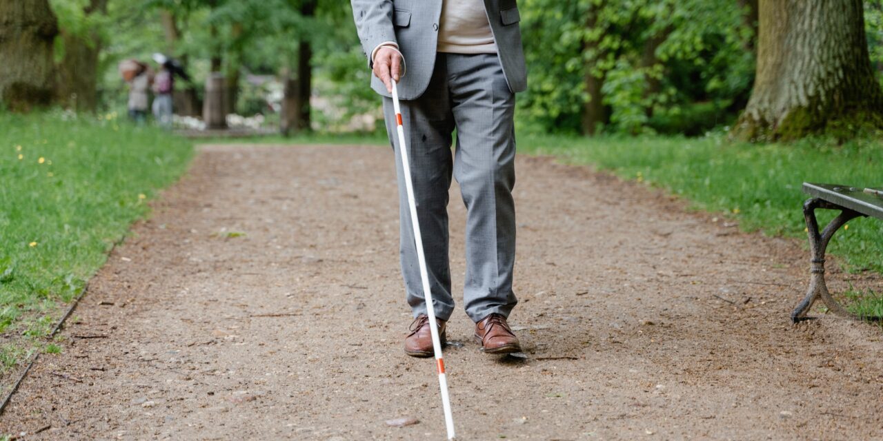 Fegyvernek nézték a fehér botját, őrizetbe vettek egy vak férfit Floridában