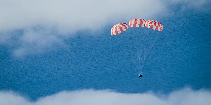 Leszállás közben az Orion (Fotó: NASA)