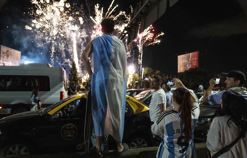 Hazaérkezett a világbajnok, munkaszüneti napot hirdetett az elnök