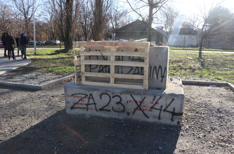 „Még ezt a talapzatot is el kell innen tüntetni, mert a VMSZ a fasizmust próbálta meg rehabilitálni”