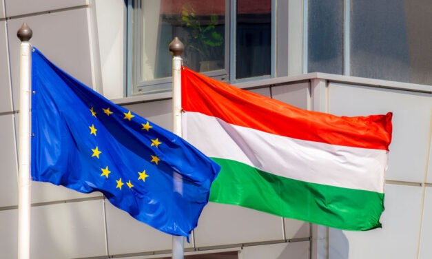 Koronaékszerek szorongatása