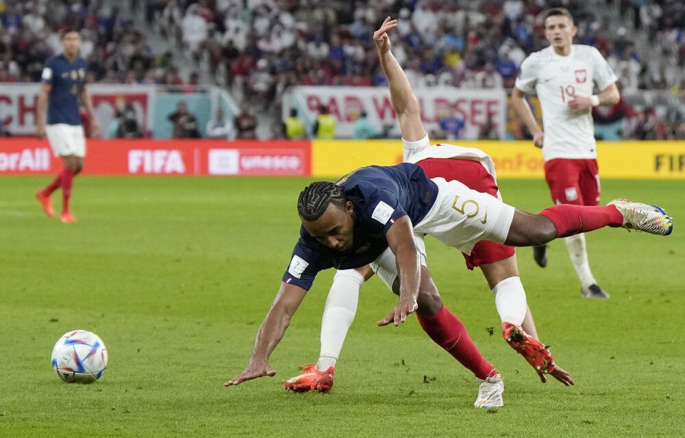 Negyeddöntőben a címvédő franciák