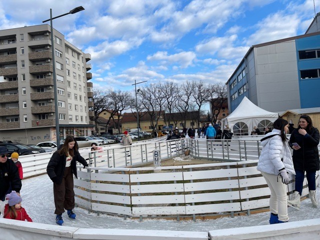 Meghibásodott a palicsi jégpálya, hétfőig nem lehet ott korcsolyázni