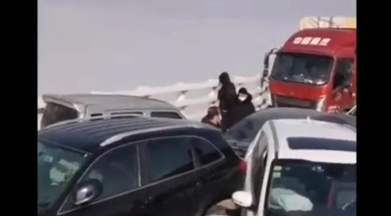 Halálos áldozata is van egy hídon történt ritka tömegkarambolnak