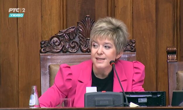 VMDK: Kovács Elvira sunyi módon egy szintre helyezi a verőembereket a tüntető diákokkal