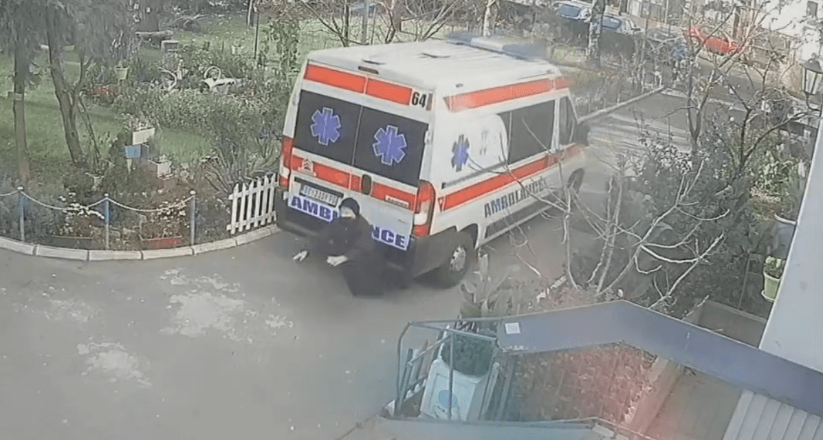 Észre se vették a mentősök, hogy elütöttek egy gyalogost (Videóval!)