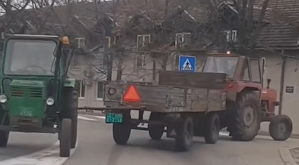 A moholi csoda – a sofőr nélküli vontatott traktor háttal a forgalomnak (videó)