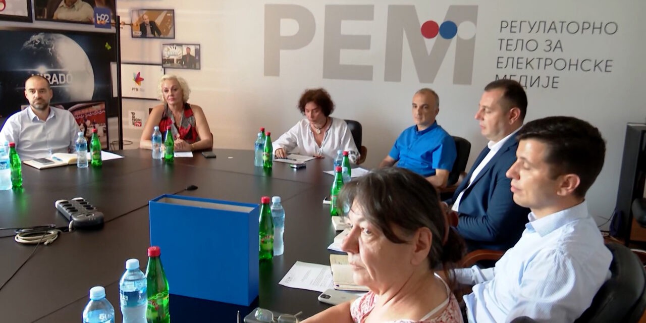 Nem bírják a rájuk nehezedő nyomást, felfüggesztik munkájukat a médiatanács tagjai