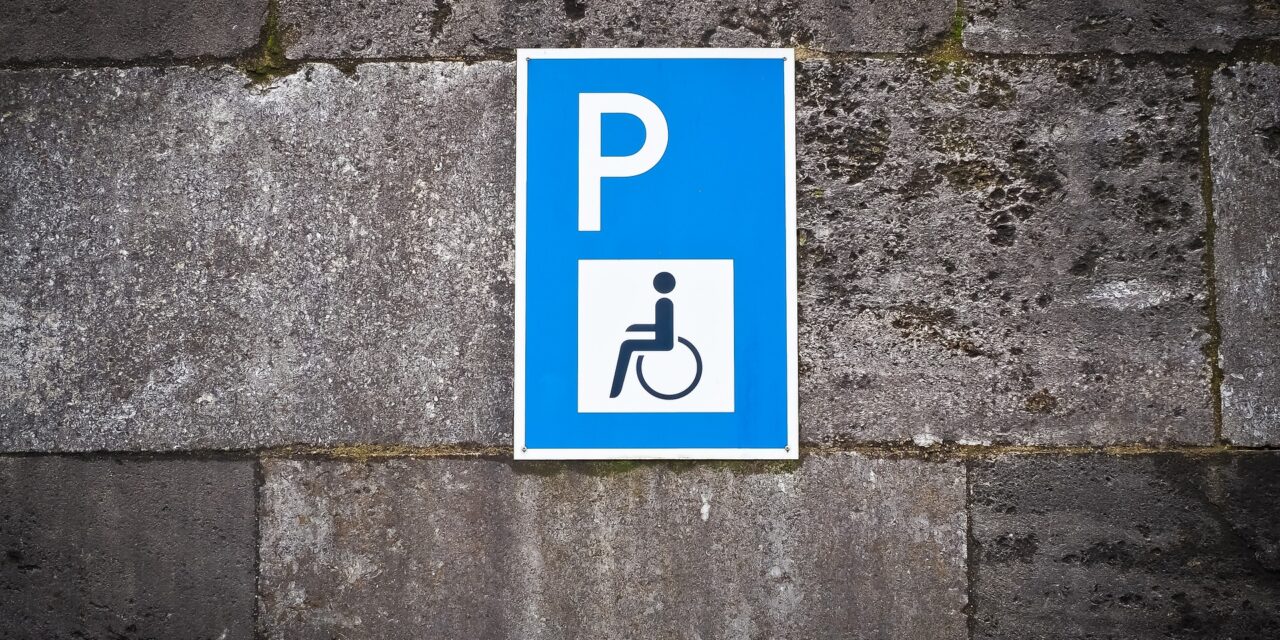 Az eUprava portálon is igényelhetnek rokkant-parkolókártyát