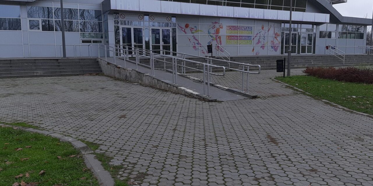 Hullik szét a zentai sportcsarnok