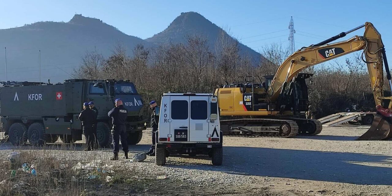 A KFOR elkezdte eltakarítani a barikádokon hagyott kiégett teherautókat