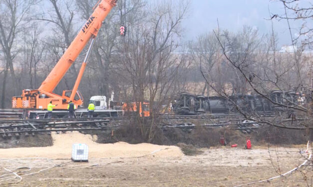 Sikerült a harmadik kisiklott ciszternát is felállítani