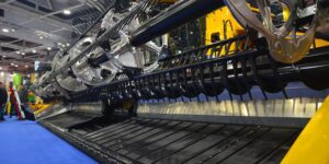 A New Holland vágóasztalának újdonsága, hogy a kétoldali külön vágóasztal-szárnyak tökéletes talajkövetést tesznek lehetővé (Fotó: Szappanos Veronika/SZMSZ)