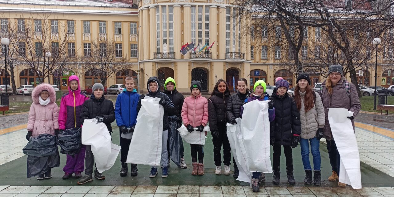 Szorgos kezek gyűjtötték a szemetet Zentán (Fotók)