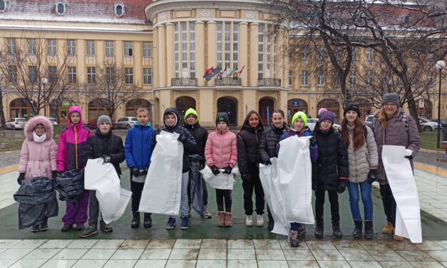 Szorgos kezek gyűjtötték a szemetet Zentán (Fotók)