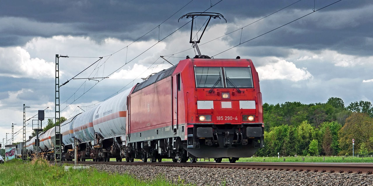 <span class="entry-title-primary">Ismét vonat siklott ki, most teherkocsik csúsztak meg</span> <span class="entry-subtitle">Foszforsavas tartálykocsik csúsztak meg</span>