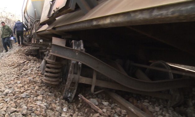 Vesić: Szerdán majd eldöntjük, mit kezdjünk a Pirotnál kisiklott tartálykocsikkal