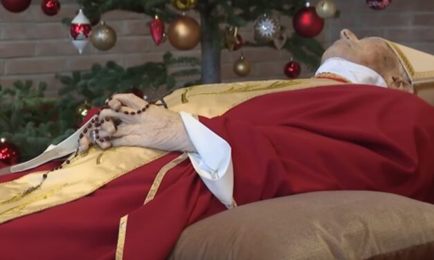 Felravatalozták XVI. Benedeket (videó)