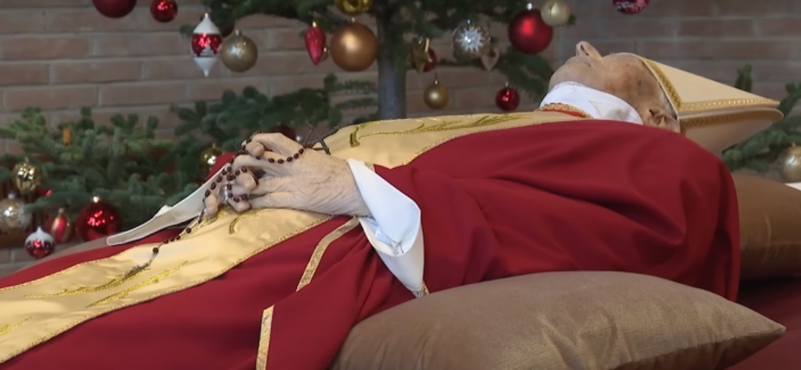 Felravatalozták XVI. Benedeket (videó)