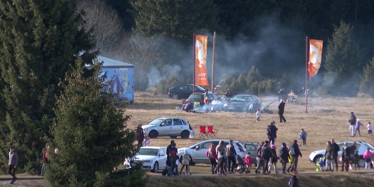 Síelés helyett grilleznek a vendégek