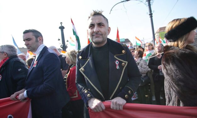 Győzike hivatalosan is belépett a Fideszbe